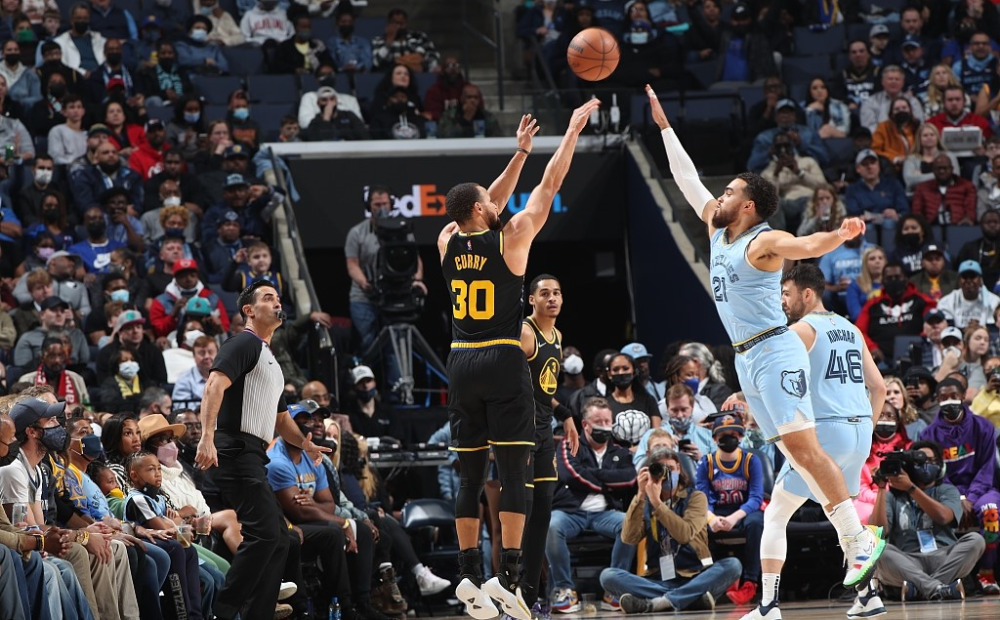 NBA勇士终场争议三分绝杀灰熊终结六连胜登顶西部引热议